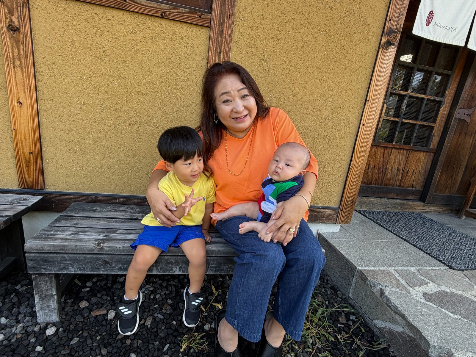 ばあばと孫2人