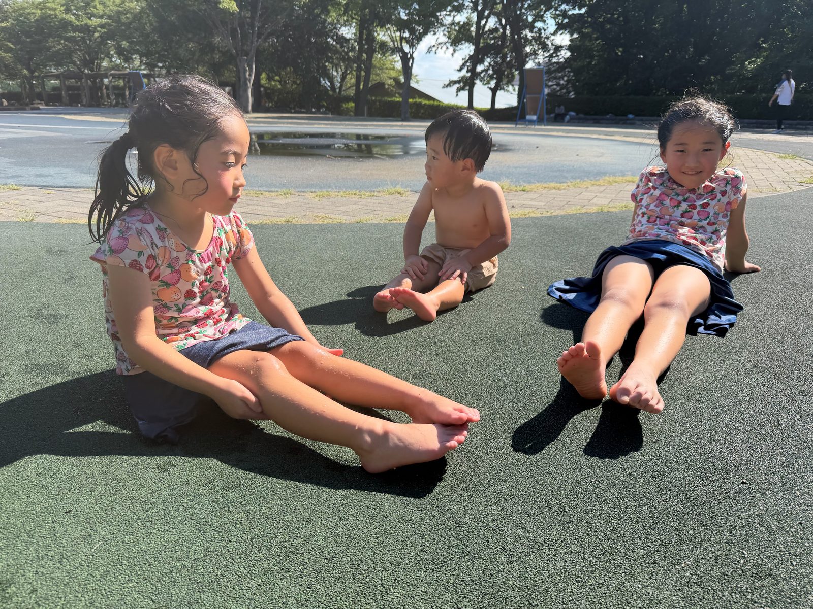 遊具に座る子どもたち