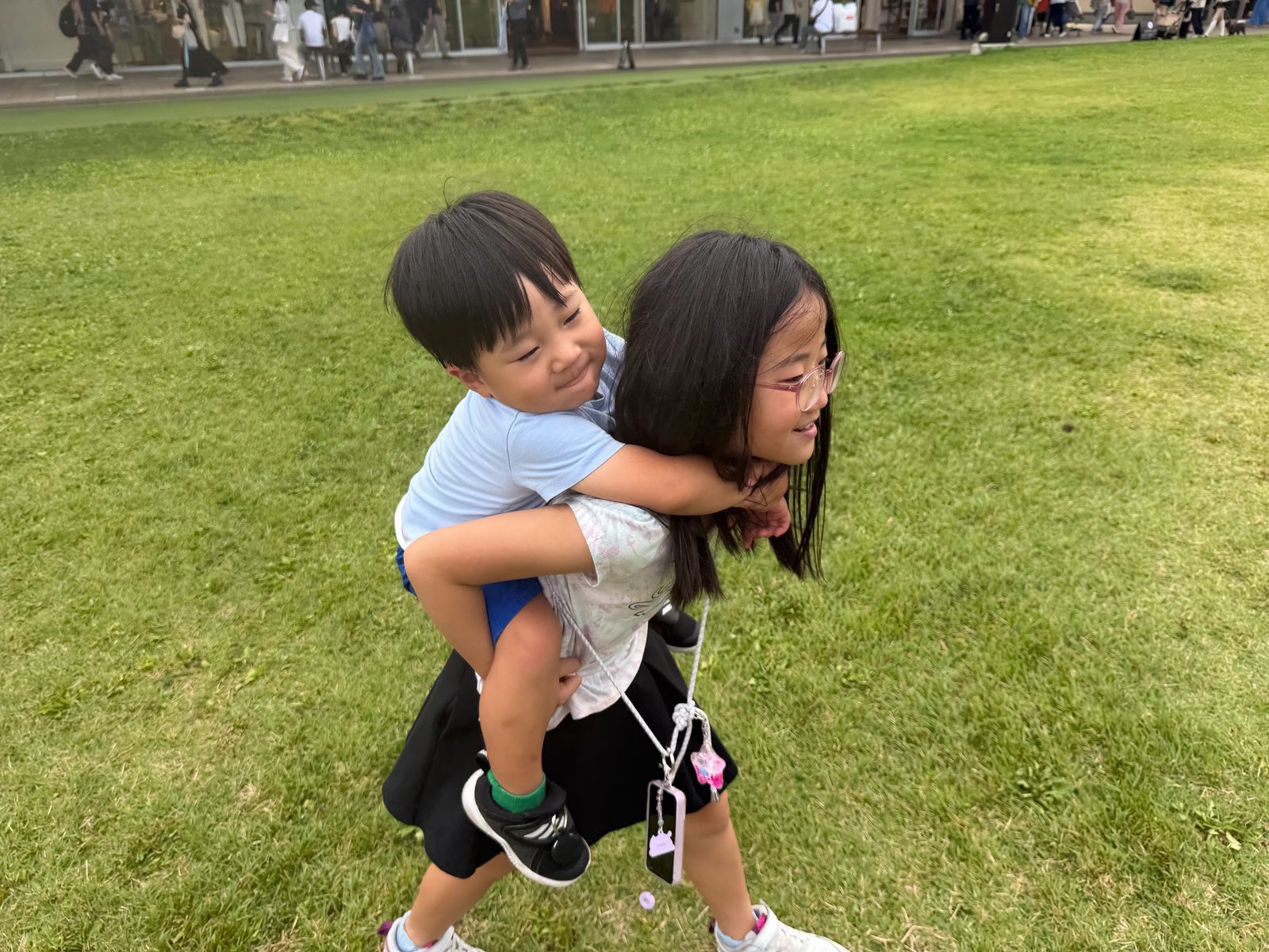 肩車で笑う2人
